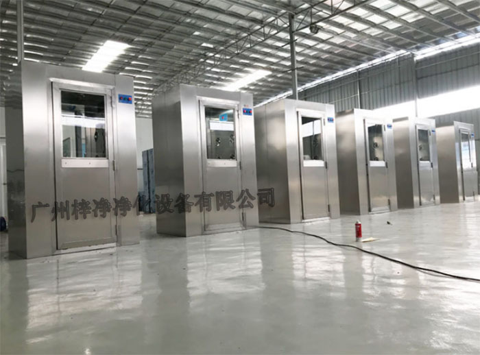 全不銹風淋室采用全不銹鋼材質制造，具有良好的耐腐蝕性、耐高溫性和耐磨損性。
