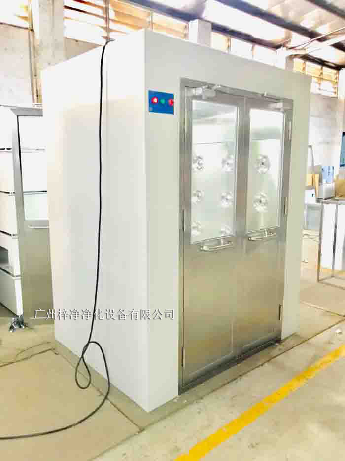 烤漆風淋室采用冷軋鋼板作為基材，表面經過烤漆處理。