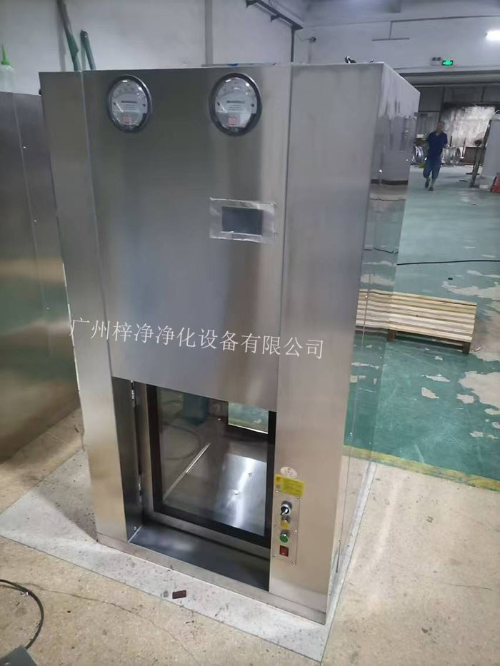 傳遞窗是一種用于潔凈室內部或潔凈室與外界之間傳遞物品的設備，可以防止外部污染進入潔凈室。