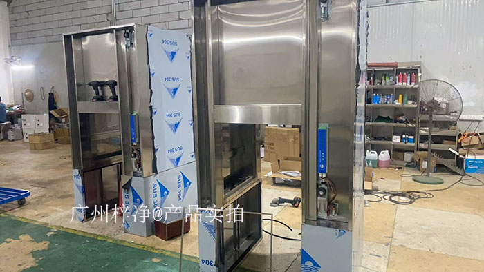 全自動(dòng)感應(yīng)輸送帶傳遞窗的電氣問(wèn)題處理需要從選型、安裝、運(yùn)行、維護(hù)、故障處理及安全注意事項(xiàng)等多方面進(jìn)行全面考慮。