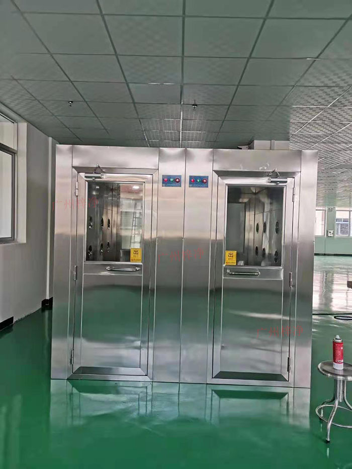 風(fēng)淋室不僅能夠有效控制潔凈室內(nèi)的空氣品質(zhì)