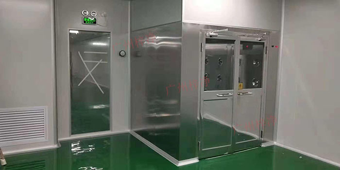 風淋室利用高速氣流對進入潔凈室的人員或物品進行瞬間淋洗
