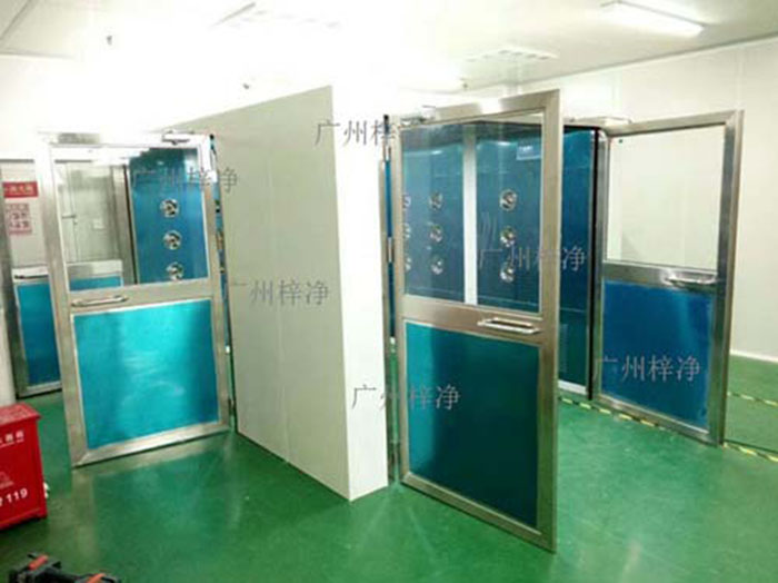 門體與風淋室或貨淋室內部的電氣系統要正確連接，確保門體開啟時，風機能夠自動啟動。