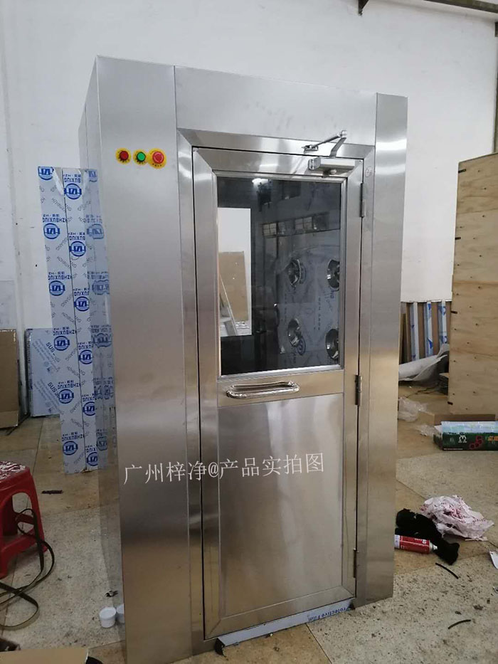 防爆風(fēng)淋室和防爆貨淋室能夠有效去除工作人員和物料表面的靜電和塵埃。 防爆風(fēng)淋室和防爆貨淋室能夠有效去除工作人員和物料表面的靜電和塵埃。