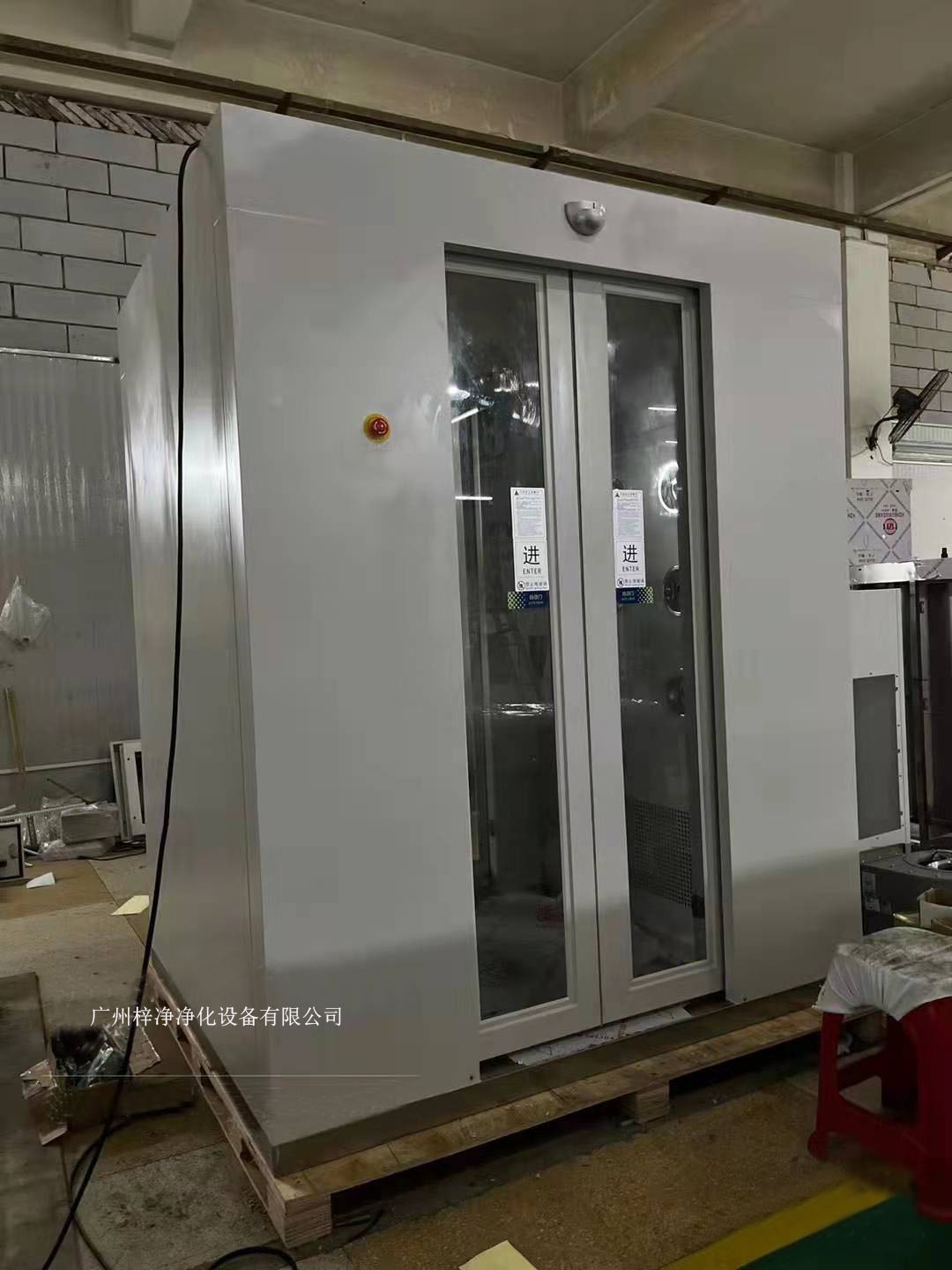 風(fēng)淋室是潔凈室中用于人員凈化和物料凈化的關(guān)鍵設(shè)備