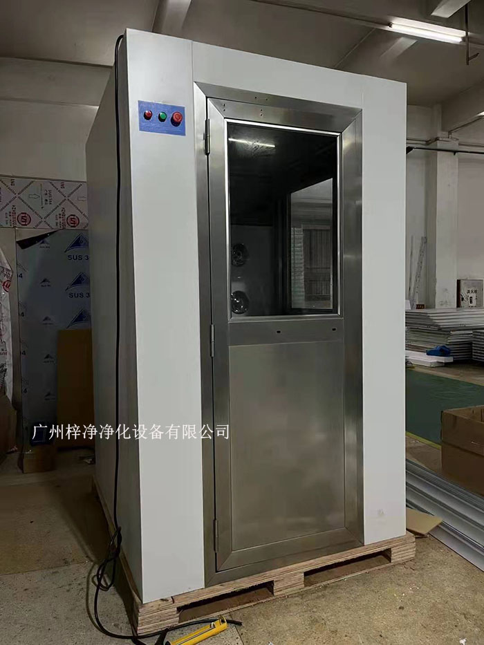 風(fēng)淋室作為潔凈室中的關(guān)鍵空氣凈化設(shè)備之一